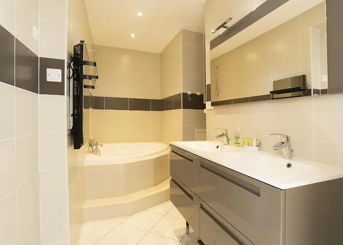 3-br Sea View By The Beaches *